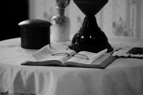 Night reading 7 by Fabrice Poussin